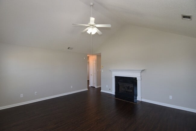 Building Photo - $1,350 - 3 bed/2 bath house in Pepperidge, with fenced back yard!