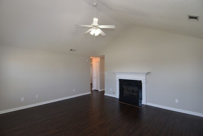 Foto del edificio - $1,350 - 3 bed/2 bath house in Pepperidge, with fenced back yard!