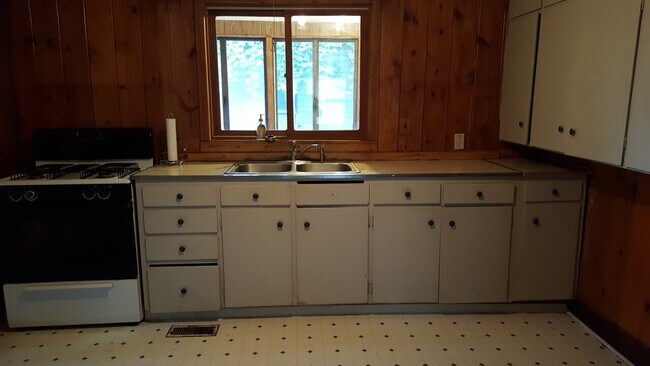 Building Photo - Large Renovated 4 Bedroom with Huge Yard a...