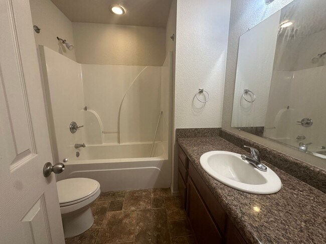 Foto del edificio - 1131 E 9th St