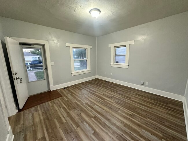 Building Photo - 1524 E 3rd Ave