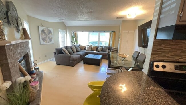 Building Photo - This 2 bedroom/1.5 bath condo has it all!