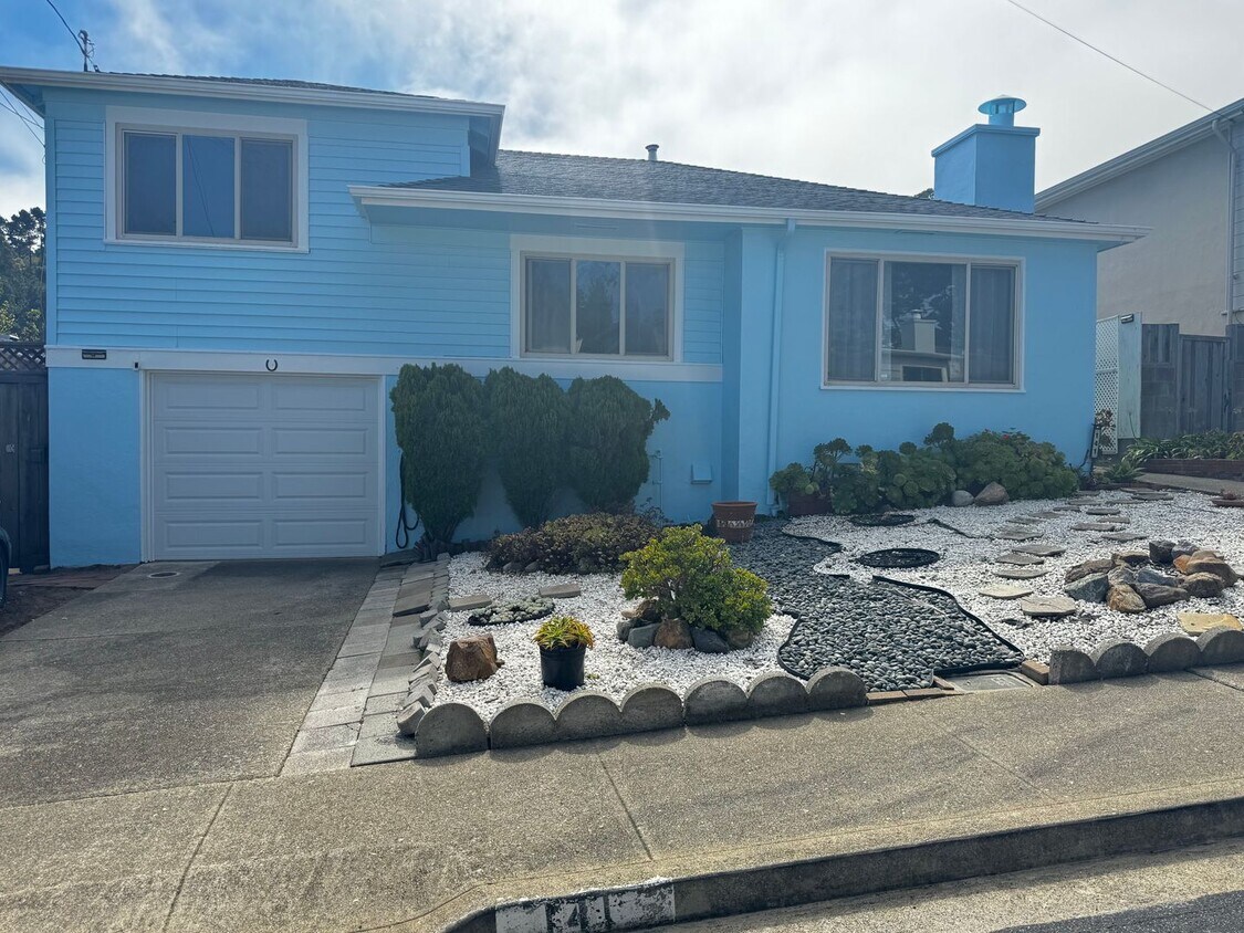 Primary Photo - Light-Filled Living in this Charming 4-Bed...