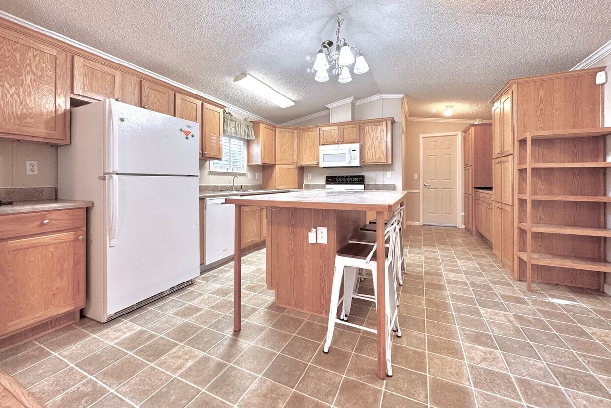 Primary Photo - Spacious 3 Bed, 2 Bath Mobile Home in Gonz...