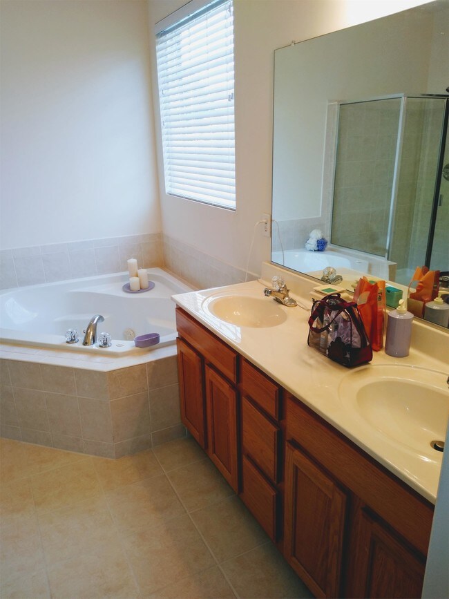 Foto del edificio - 319 Bob White Pkwy