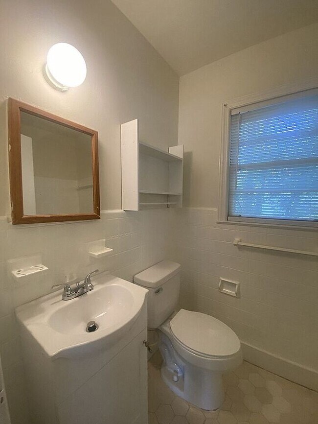 Building Photo - Shandon Area - 2-bedroom, 1-bath rental pr...