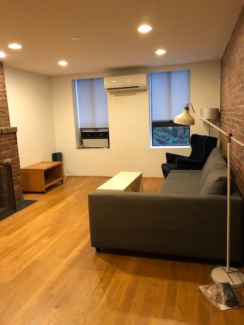 Foto del edificio - 418 E 9th St
