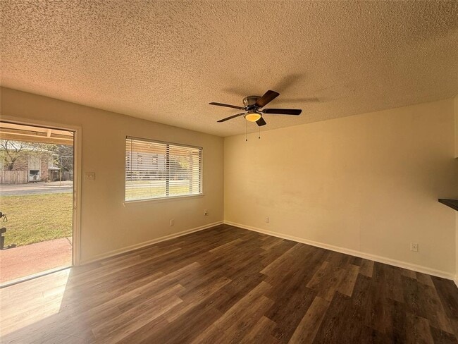 Building Photo - 2607 Ektom Dr