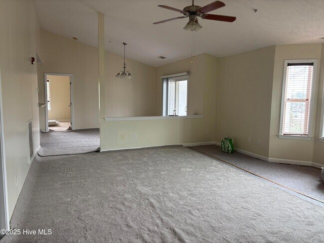 Foto del edificio - 609 Spencer-Farlow Dr