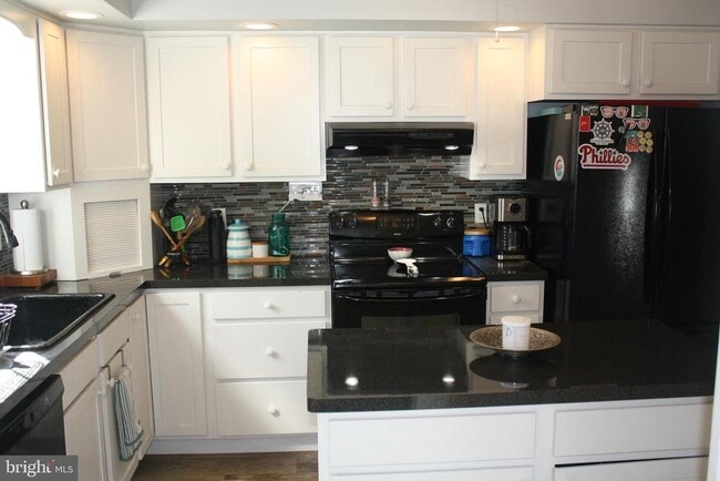 Building Photo - 820 W Bridge St