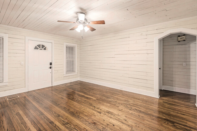 Building Photo - 104 Rosewood Dr