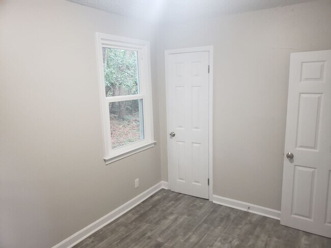 Building Photo - NEWLY RENOVATED 2 BEDROOM 1 BATH UNIT IN A EXQUISITE LOCATION!