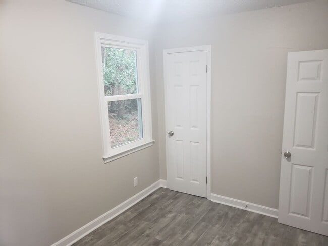 Foto del edificio - NEWLY RENOVATED 2 BEDROOM 1 BATH UNIT IN A...