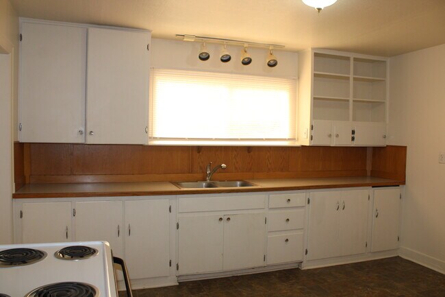 Building Photo - 1080 N Alvin Ct
