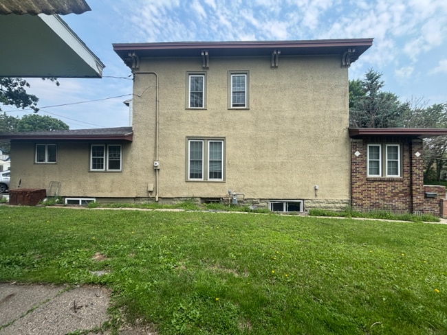 Building Photo - 419 5th Ave S