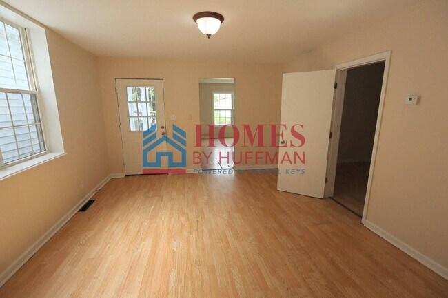 Foto del edificio - Three Bedroom House | Two Bathrooms | Detached Garage
