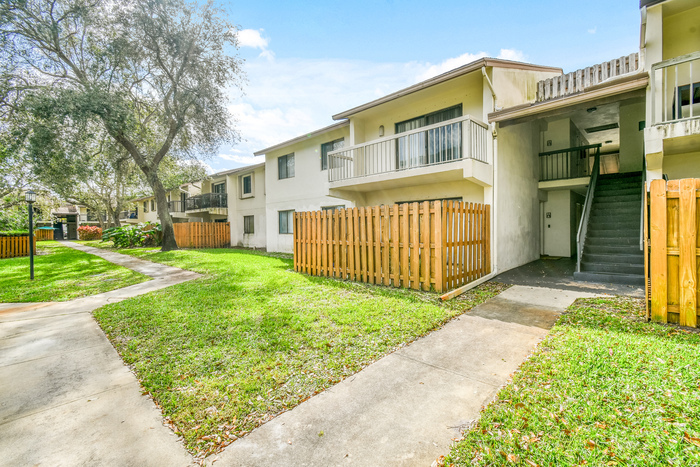 Foto principal - 2/2 Condo in Palm Beach Gardens!! $500 Off...