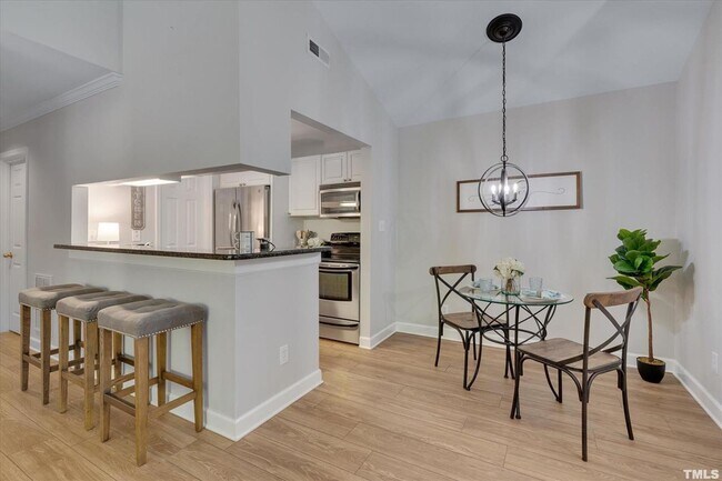 Building Photo - 1008 F Kingwood Drive, Chapel Hill, NC  27517