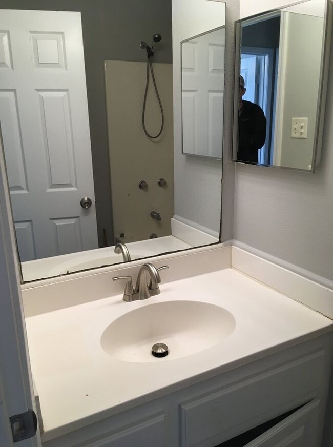 Building Photo - 615 Chickadee Dr