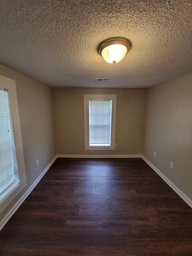 Building Photo - Welcome to this charming 3-bedroom, 1-bath...