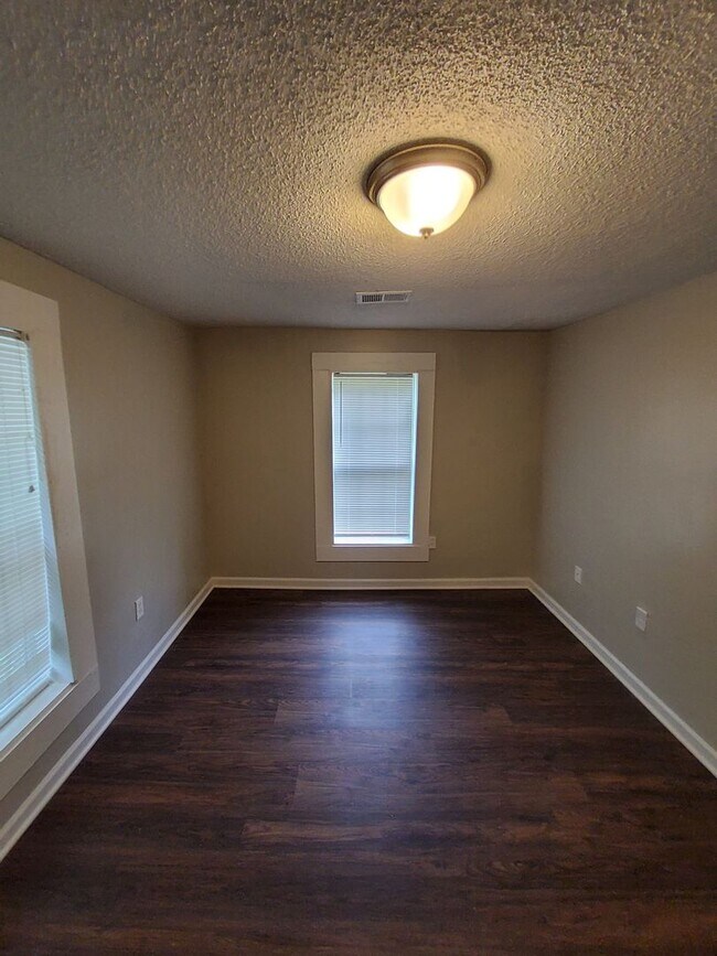 Foto del edificio - Welcome to this charming 3-bedroom, 1-bath...