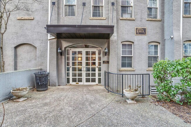 Foto del edificio - 1034 Clinton St