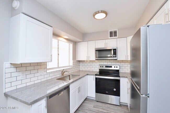 Foto del edificio - 645 N Arrowhead Dr