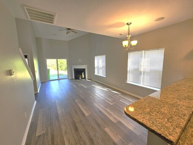 Foto del edificio - 637 Clover View Rd