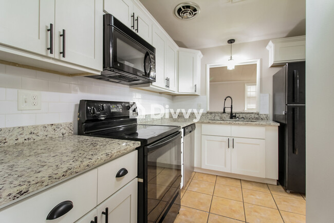 Foto del edificio - 7543 Rolling Hills Dr