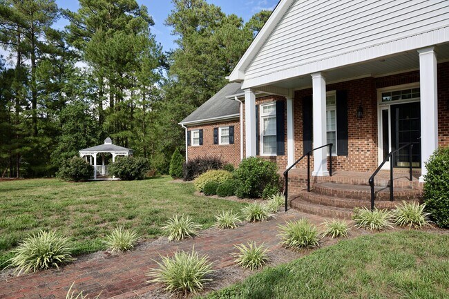 Foto del edificio - Charming Brick Ranch on 2.25 Private Acres