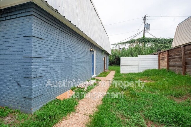 Building Photo - 2217 Mission Hill Dr