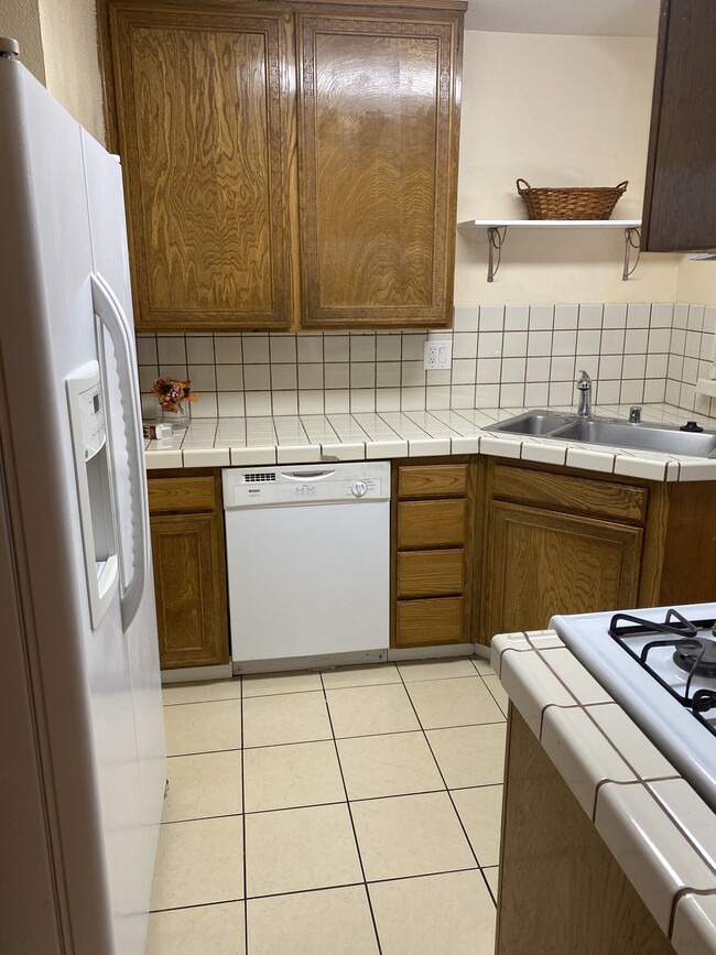 Kitchen - 1107 Alta Mira Dr