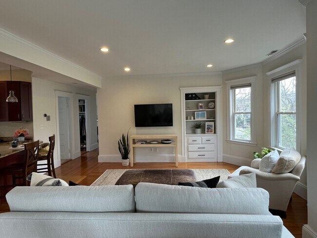 Foto del edificio - 741 Heath St