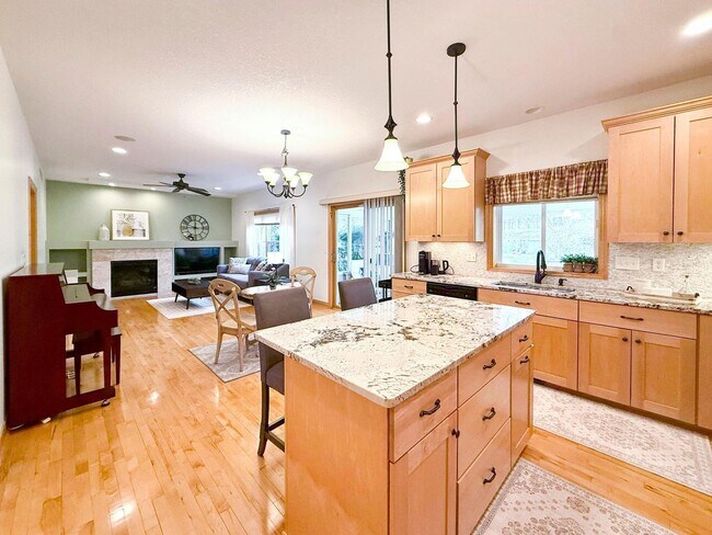 Foto del edificio - Rare Stonehedge 5-Bedroom Two-Story Home!