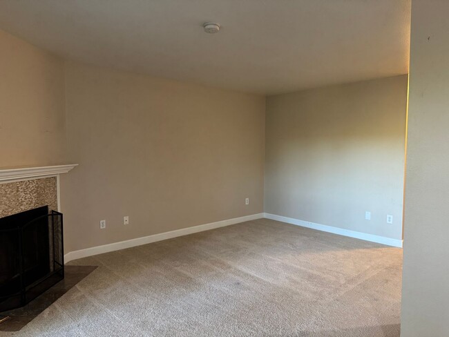 Building Photo - Serene Ground-Floor Condo Overlooking Green Space – Parking Included