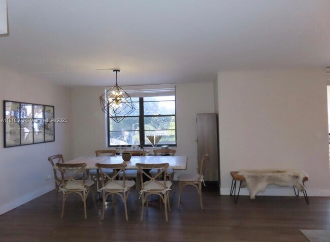 Foto del edificio - 3900 N Hills Dr
