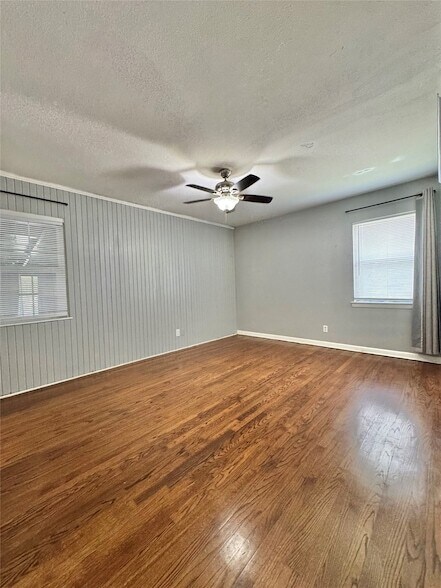 Foto del edificio - 2104 Hillburn Dr