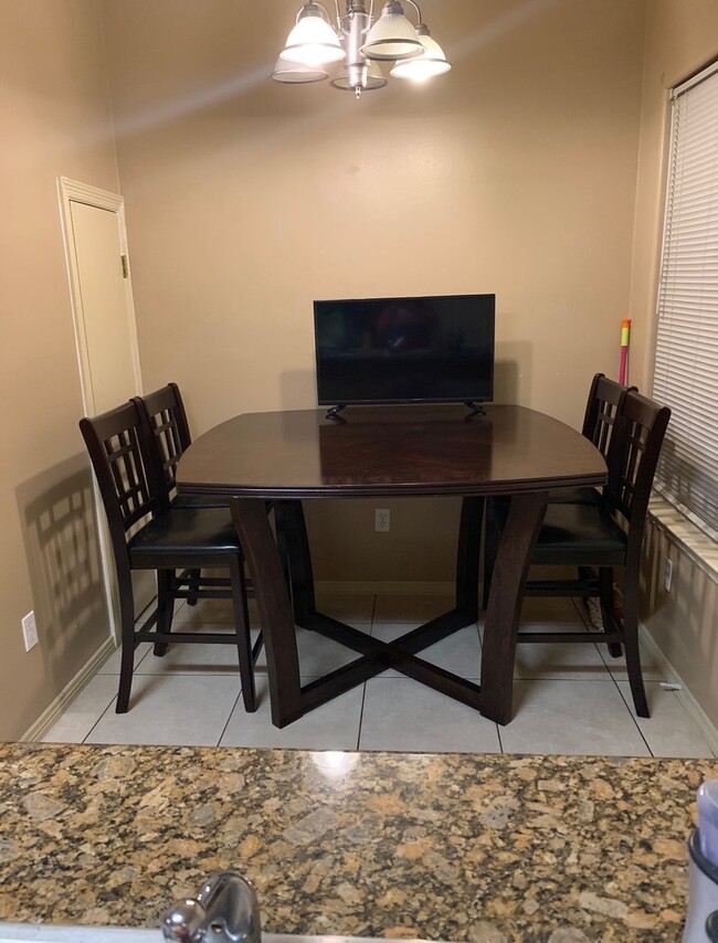 Dining area - 608 Jade St