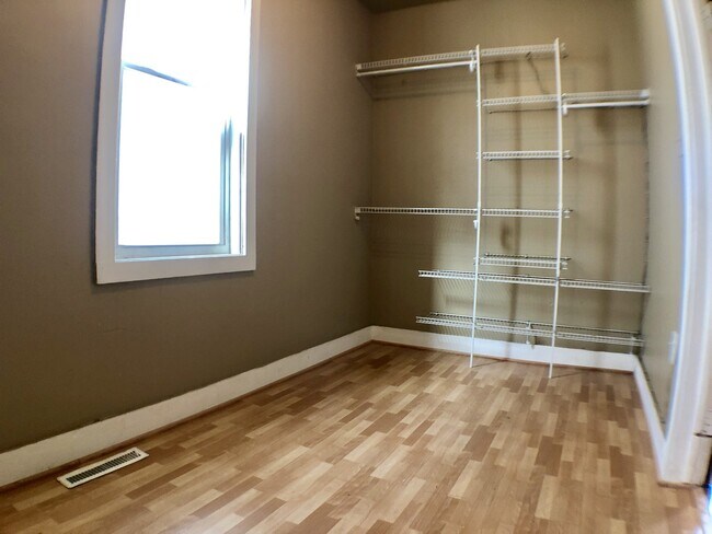 Building Photo - Beautifully updated 3 BR near Kosciuszko Park