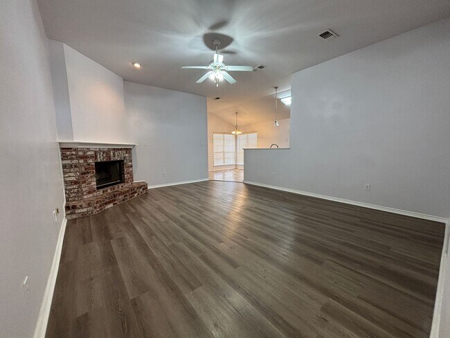 Building Photo - Beautiful Home in Milwaukee Ridge