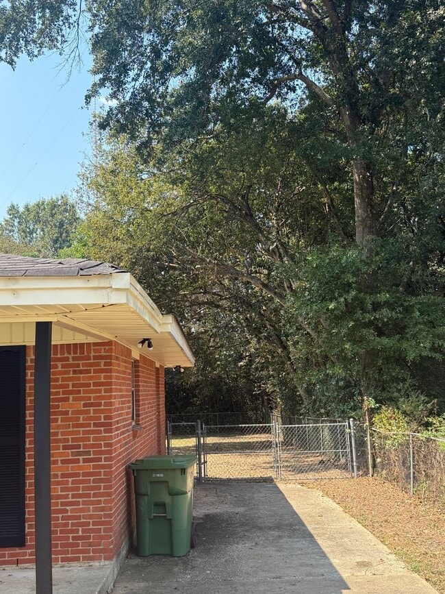 Building Photo - ** 3 bed 1 bath located in Chisolm ** Call...
