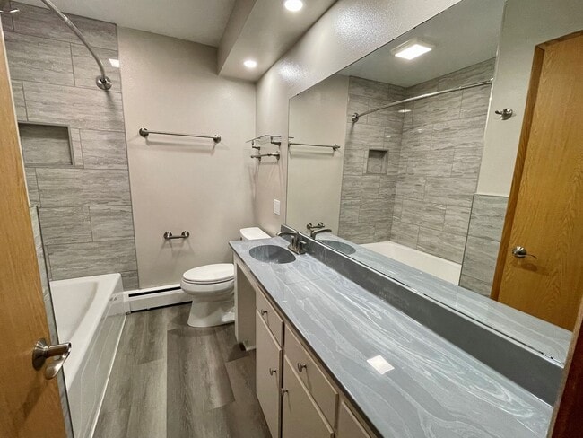 Building Photo - Sublet available until 7/31/25 1-bed 1-bat...