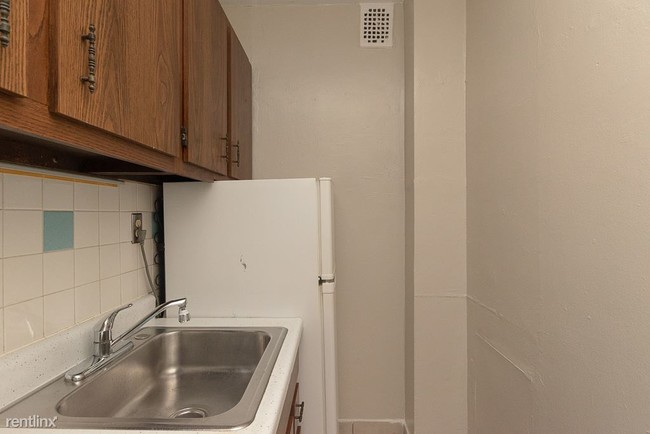 Building Photo - 444 W St James Pl