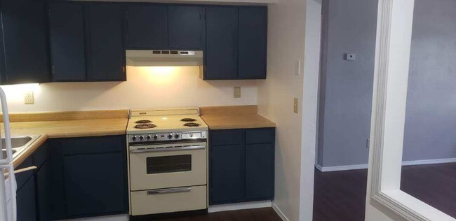 Kitchen - 1217 W Chestnut St