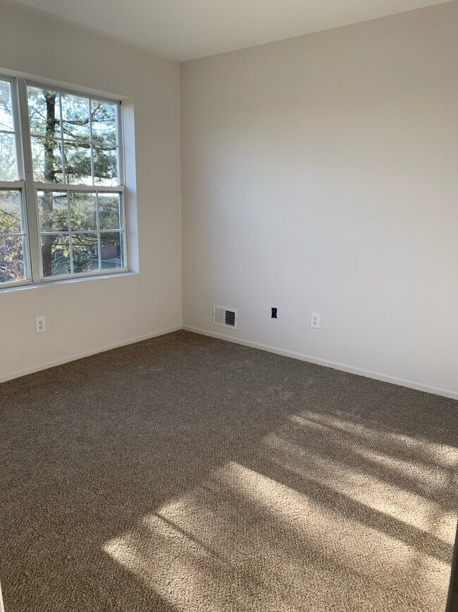 Building Photo - 705 Tallwood Ln