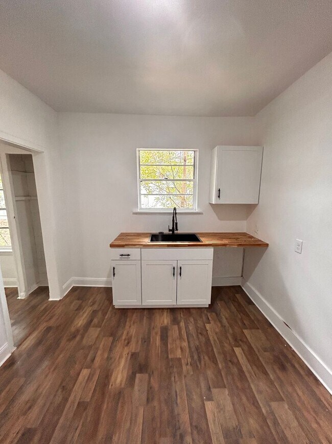 Building Photo - Newly renovated 3/1 w/ Garage!