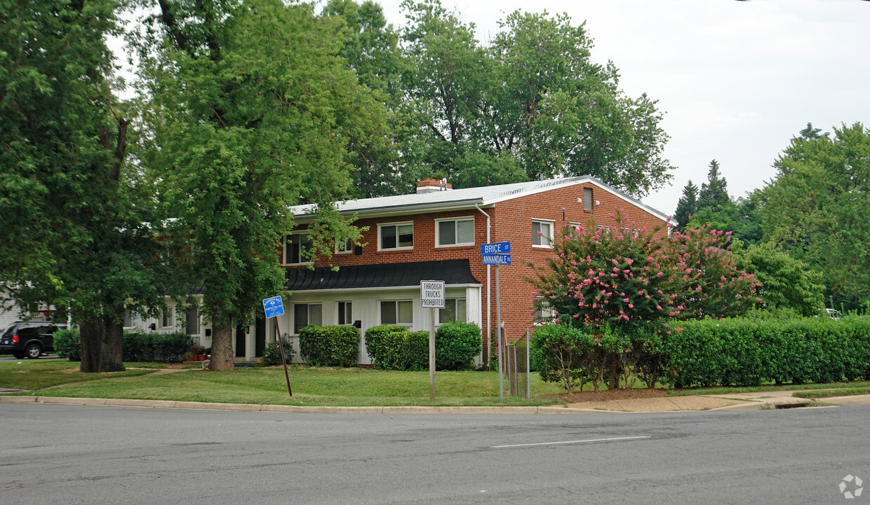 Foto del edificio - 2761 Annandale Rd