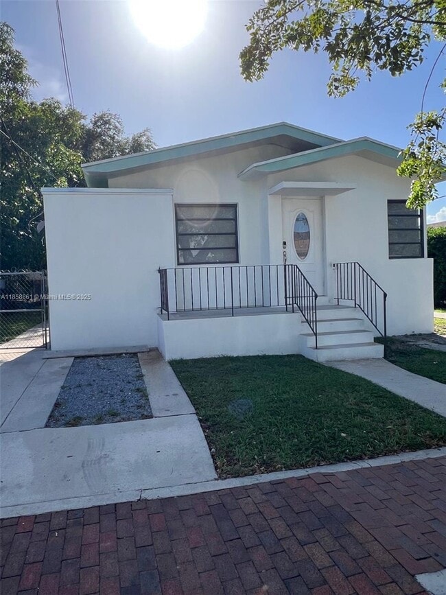 Building Photo - 530 SW 16th Ave