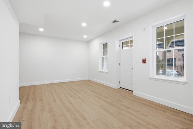 Foto del edificio - 100 W Front St