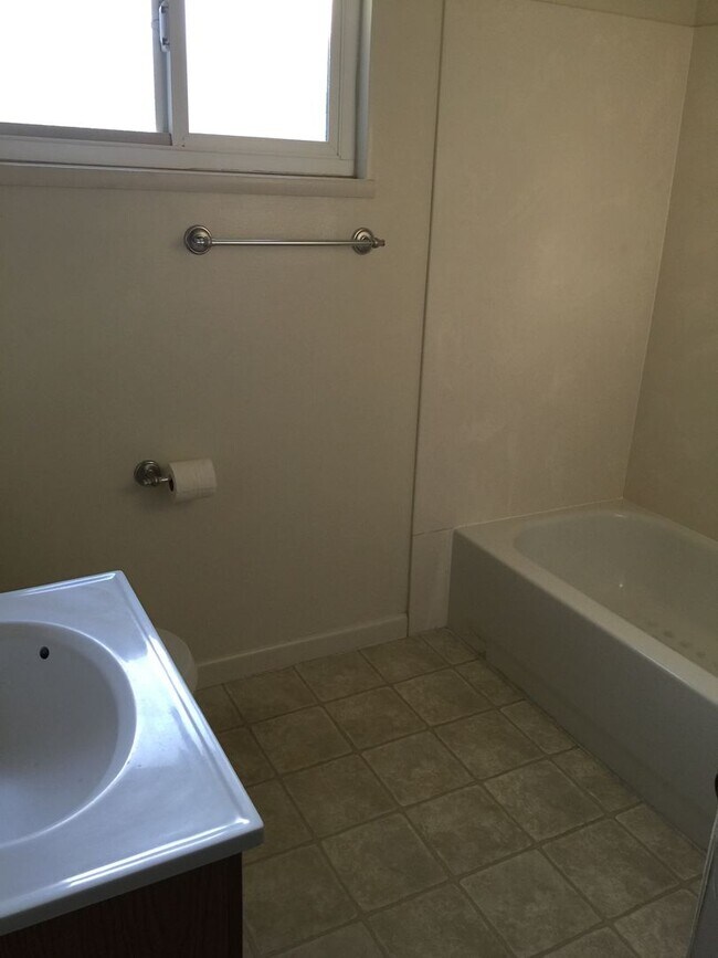 Foto del edificio - Beautiful 3 bedroom 1 bath home with large...